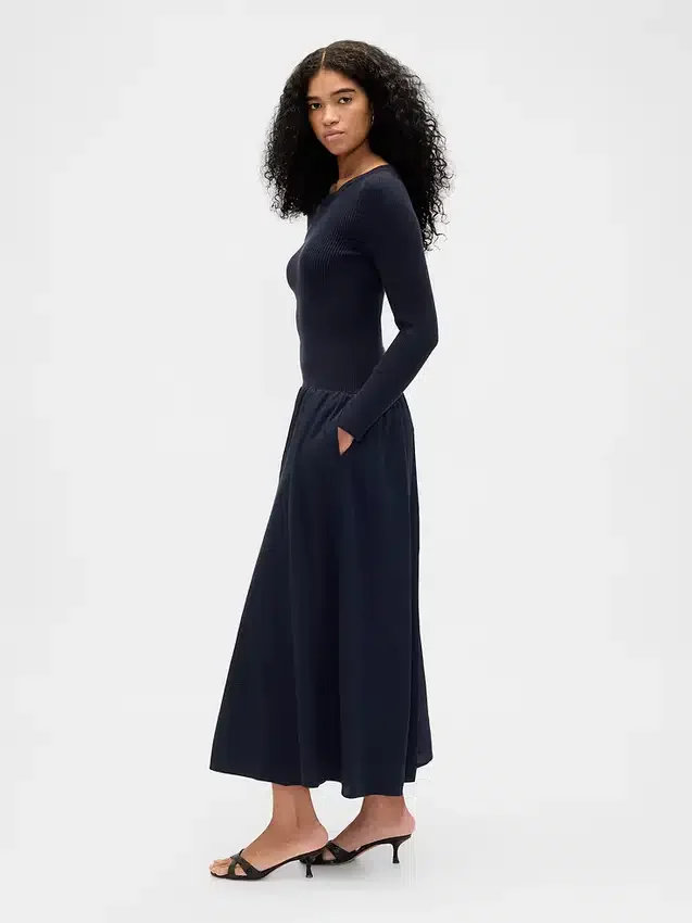 Maxikleid aus verschiedenen Materialien mit tief sitzender Taille