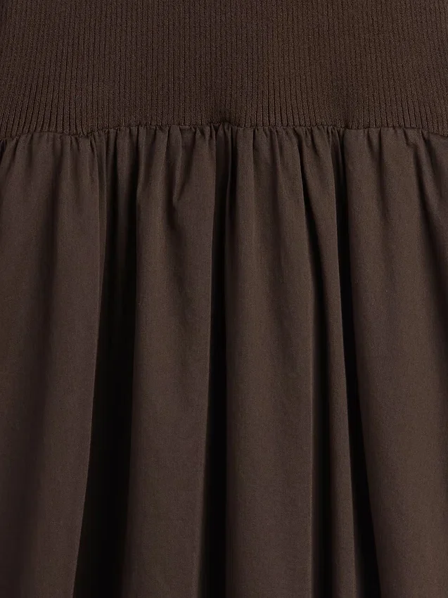 Maxikleid aus verschiedenen Materialien mit tief sitzender Taille