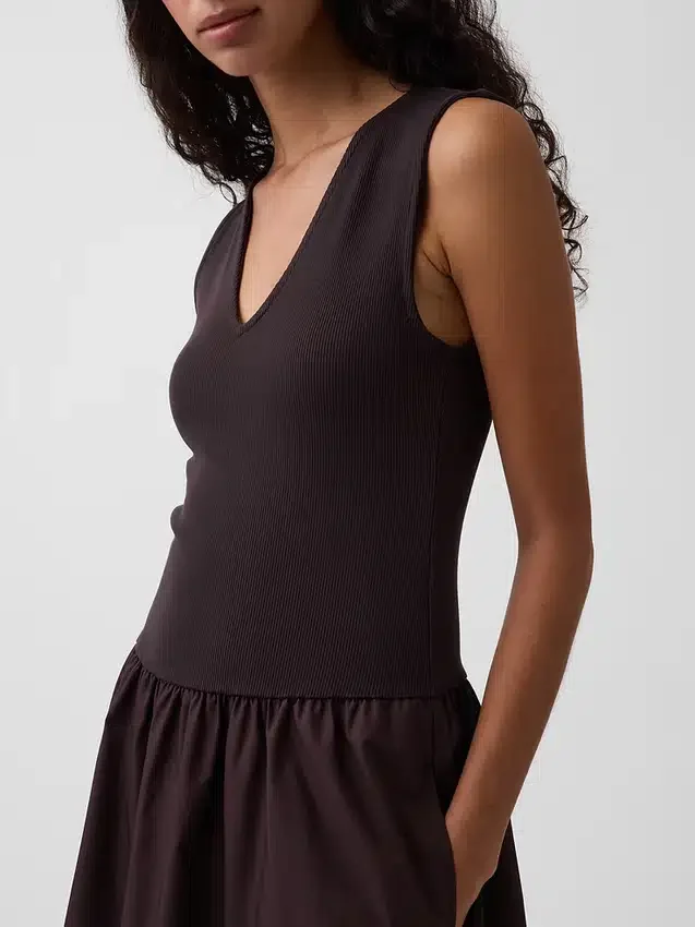 Maxikleid aus verschiedenen Materialien mit tief sitzender Taille