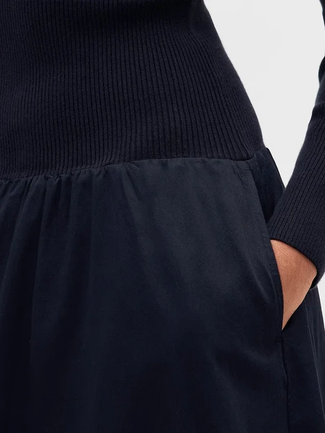 Maxikleid aus verschiedenen Materialien mit tief sitzender Taille