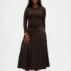 Maxikleid aus verschiedenen Materialien mit tief sitzender Taille