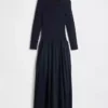 Maxikleid aus verschiedenen Materialien mit tief sitzender Taille
