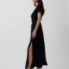Maxikleid mit bestickten Puffärmeln