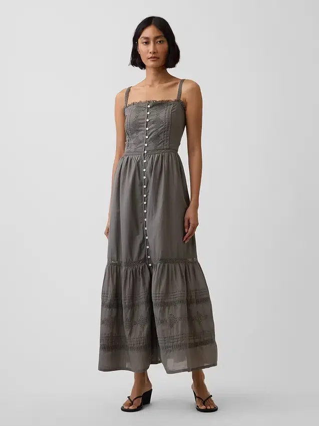 Maxikleid mit Lochstickerei und Stufenschnitt