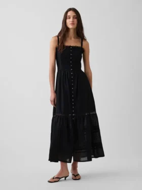 Maxikleid mit Lochstickerei und Stufenschnitt