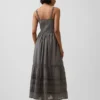 Maxikleid mit Lochstickerei und Stufenschnitt