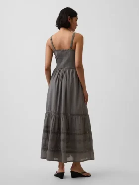 Maxikleid mit Lochstickerei und Stufenschnitt