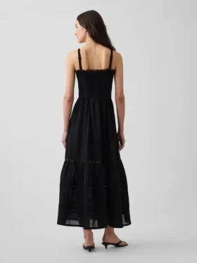 Maxikleid mit Lochstickerei und Stufenschnitt