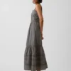 Maxikleid mit Lochstickerei und Stufenschnitt