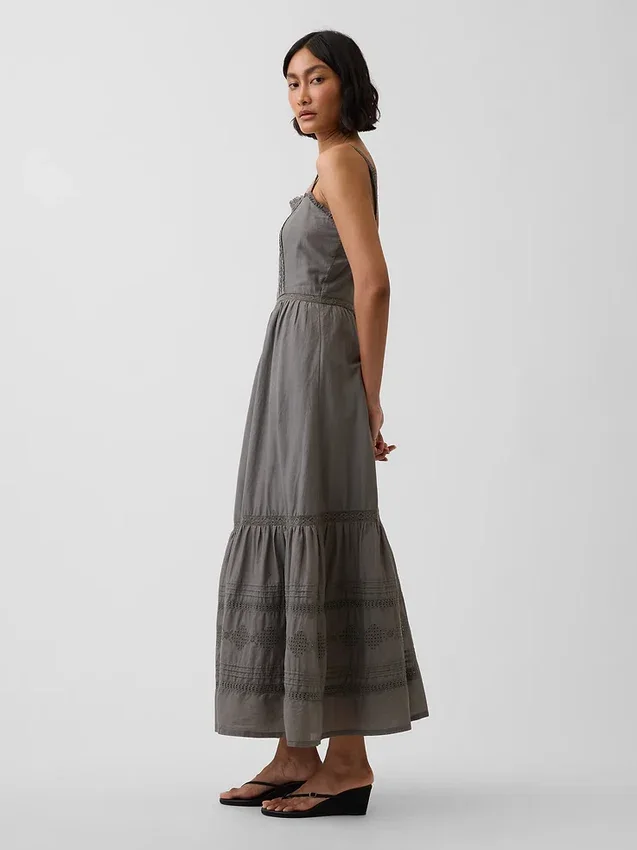 Maxikleid mit Lochstickerei und Stufenschnitt