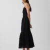 Maxikleid mit Lochstickerei und Stufenschnitt