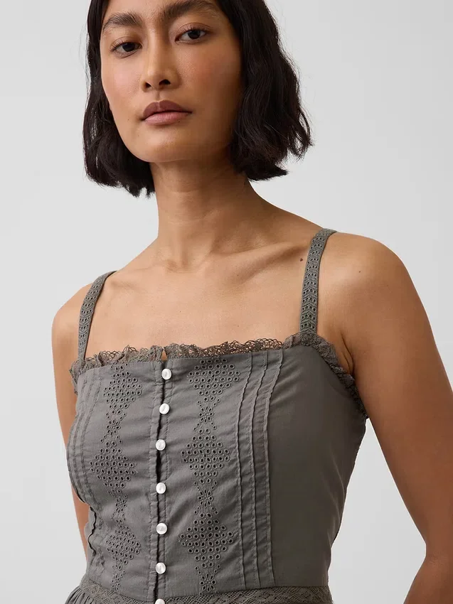 Maxikleid mit Lochstickerei und Stufenschnitt
