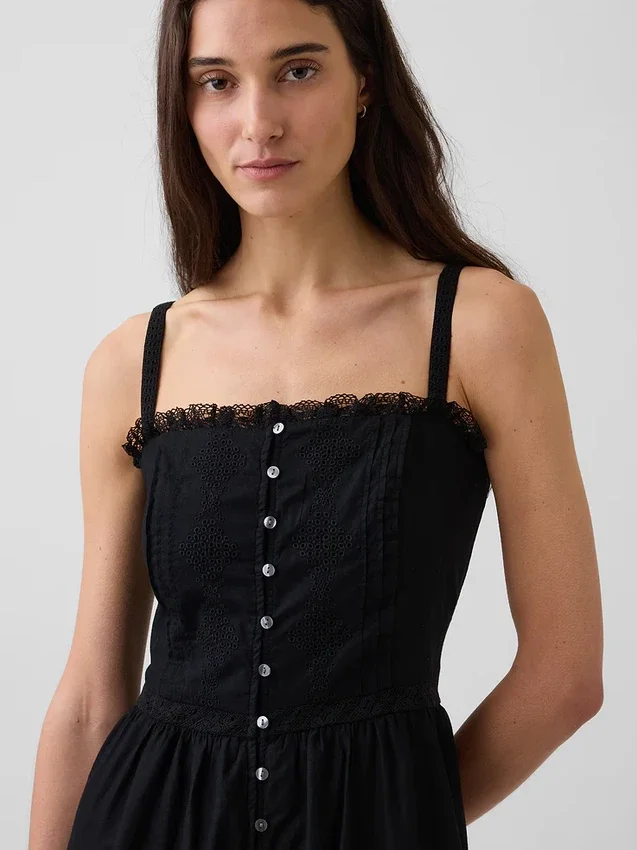 Maxikleid mit Lochstickerei und Stufenschnitt