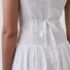 Maxikleid mit Lochstickerei und tiefem Taillenbund