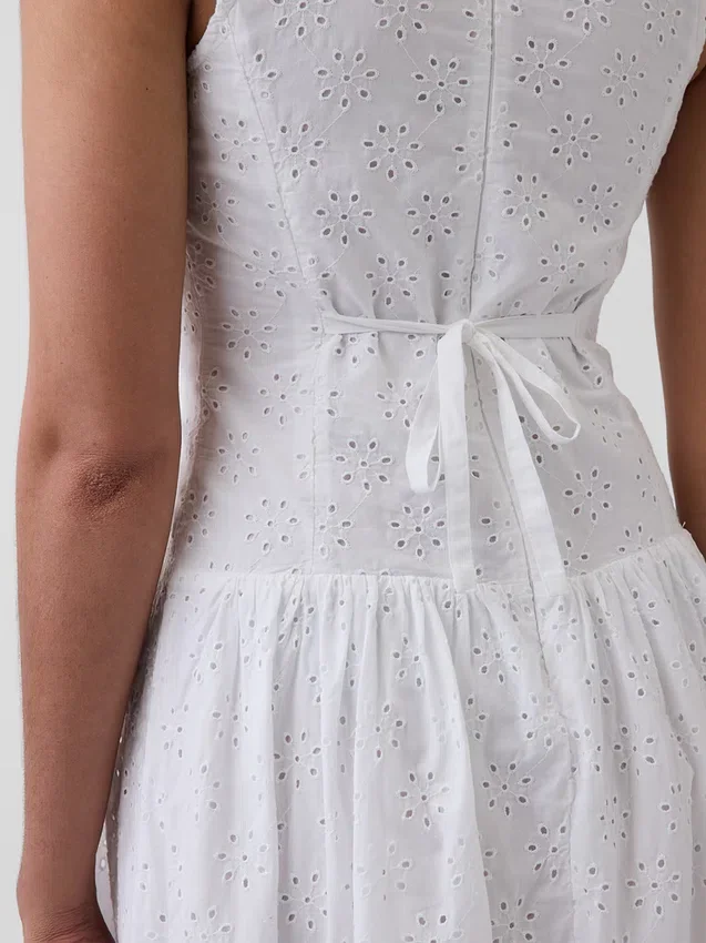Maxikleid mit Lochstickerei und tiefem Taillenbund