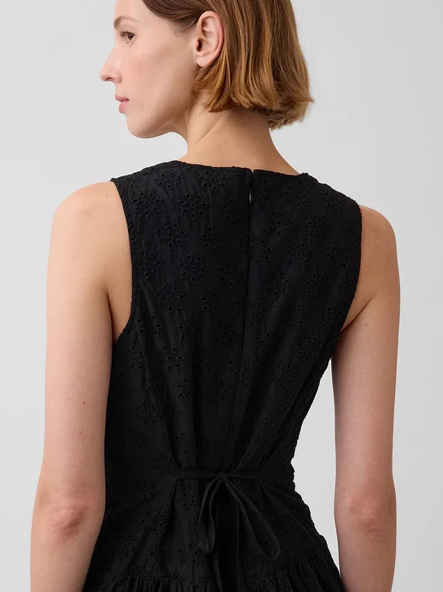 Maxikleid mit Lochstickerei und tiefem Taillenbund