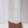 Maxikleid mit Lochstickerei und tiefem Taillenbund
