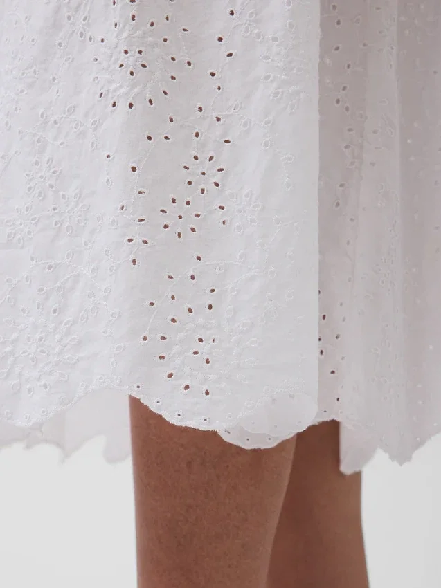 Maxikleid mit Lochstickerei und tiefem Taillenbund