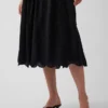 Maxikleid mit Lochstickerei und tiefem Taillenbund