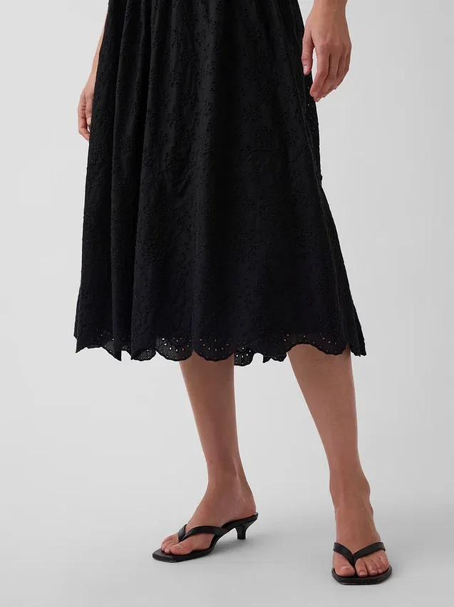 Maxikleid mit Lochstickerei und tiefem Taillenbund