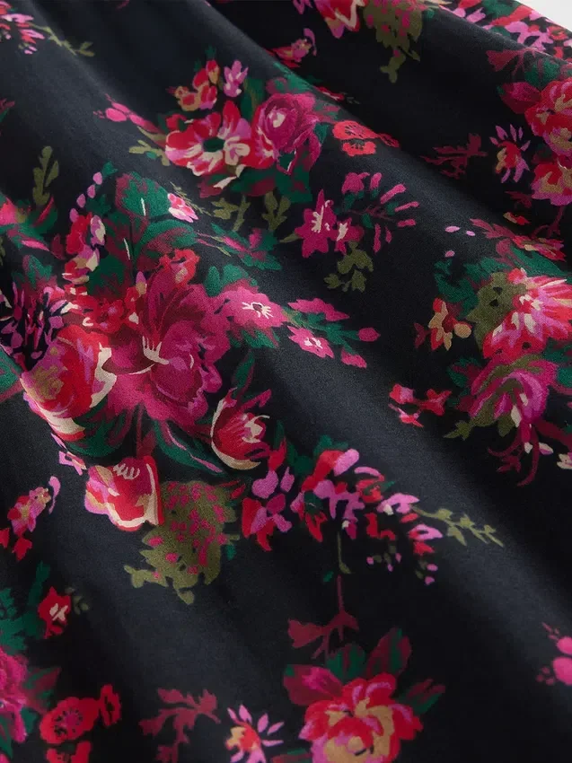 Maxikleid mit Rüschen und V-Ausschnitt