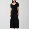 Maxikleid mit U-Ausschnitt, Spitzenbesatz und Stufenschnitt