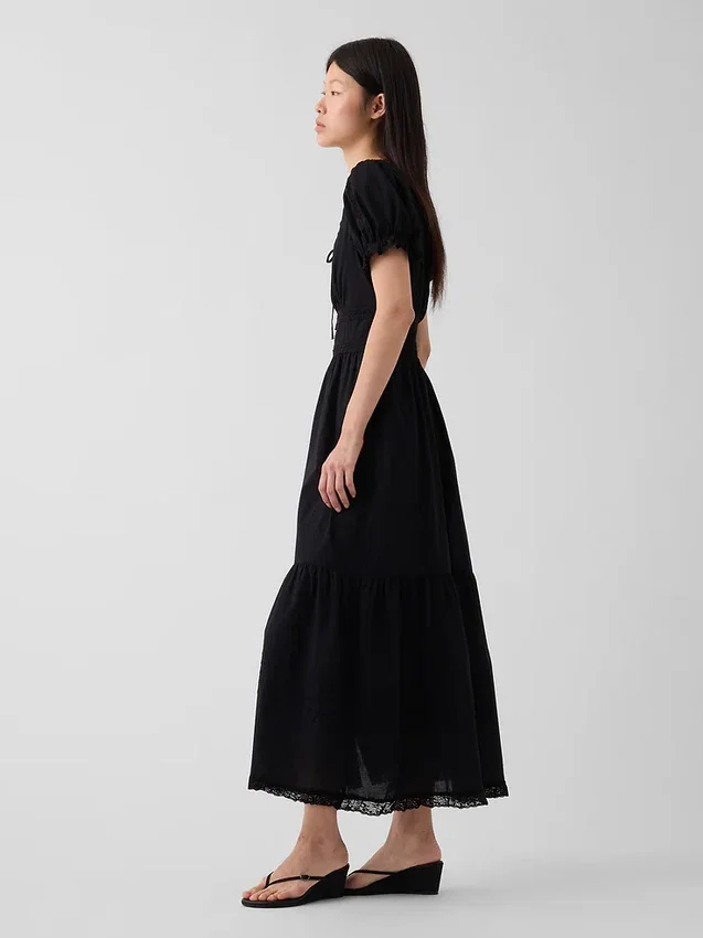 Maxikleid mit U-Ausschnitt, Spitzenbesatz und Stufenschnitt