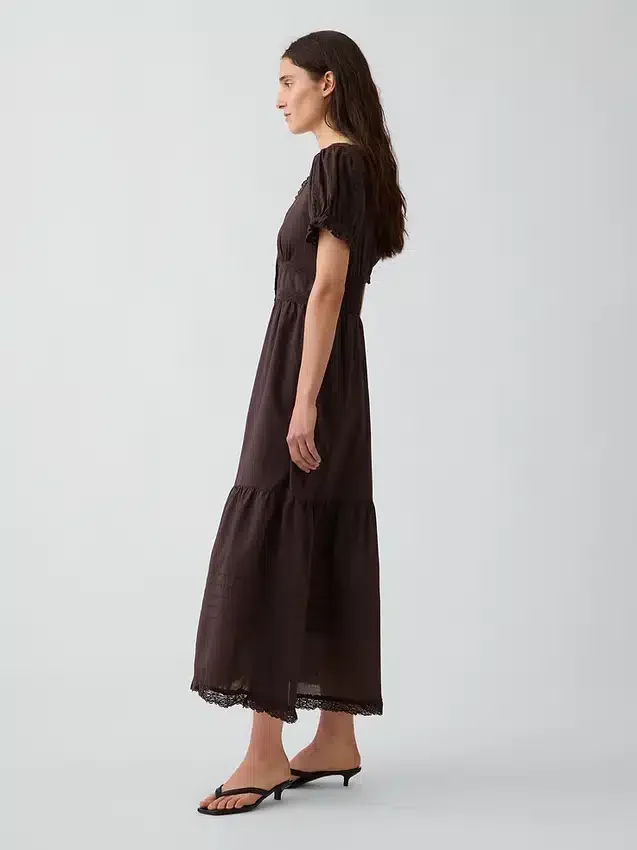 Maxikleid mit U-Ausschnitt, Spitzenbesatz und Stufenschnitt