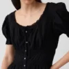 Maxikleid mit U-Ausschnitt, Spitzenbesatz und Stufenschnitt