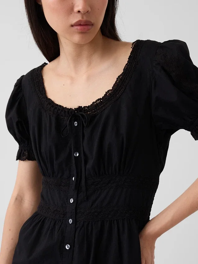 Maxikleid mit U-Ausschnitt, Spitzenbesatz und Stufenschnitt