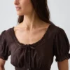 Maxikleid mit U-Ausschnitt, Spitzenbesatz und Stufenschnitt