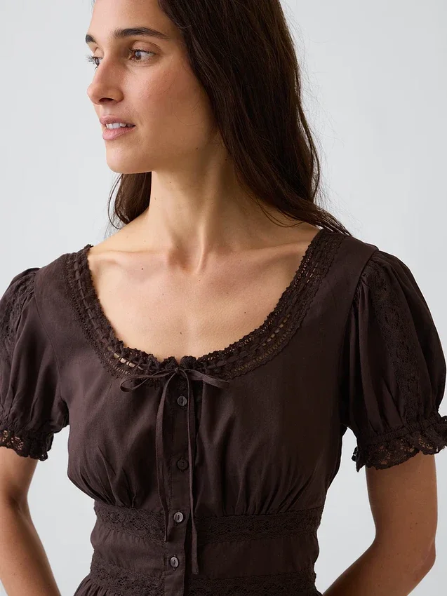Maxikleid mit U-Ausschnitt, Spitzenbesatz und Stufenschnitt