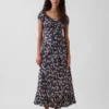 Maxikleid mit V-Ausschnitt und Rüschen am Saum