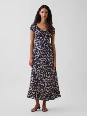 Maxikleid mit V-Ausschnitt und Rüschen am Saum