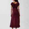 Maxikleid mit V-Ausschnitt und Rüschen am Saum