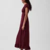 Maxikleid mit V-Ausschnitt und Rüschen am Saum