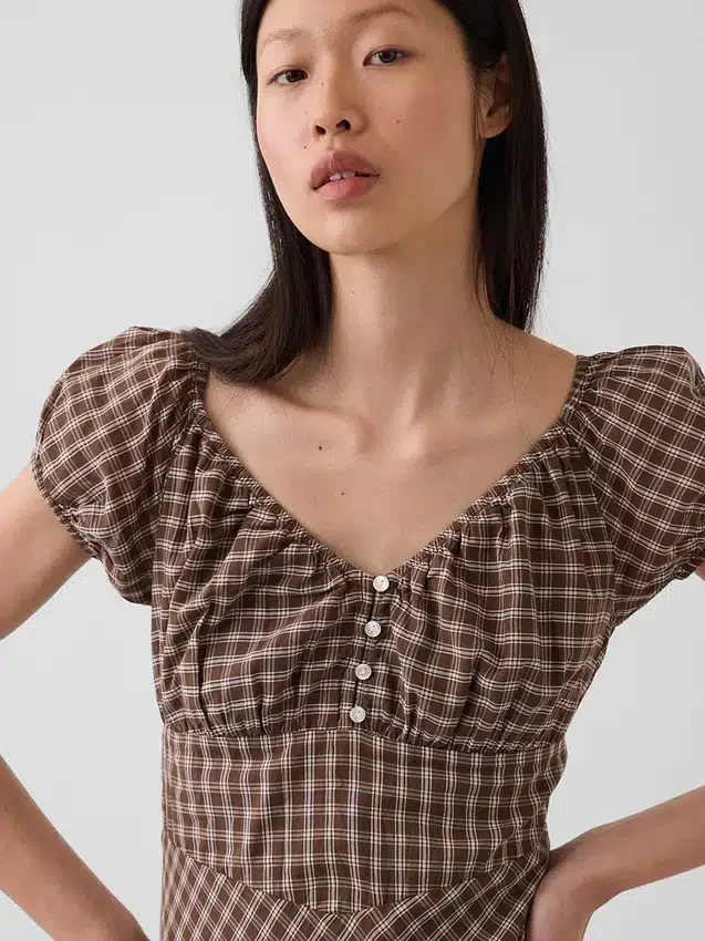 Maxikleid mit V-Ausschnitt und Rüschen am Saum