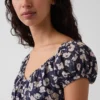 Maxikleid mit V-Ausschnitt und Rüschen am Saum