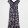 Maxikleid mit V-Ausschnitt und Rüschen am Saum