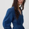 Midi-Kleid aus Denim mit Patchwork-Taille