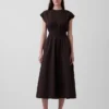 Midi-Kleid aus verschiedenen Materialien mit tief sitzender Taille