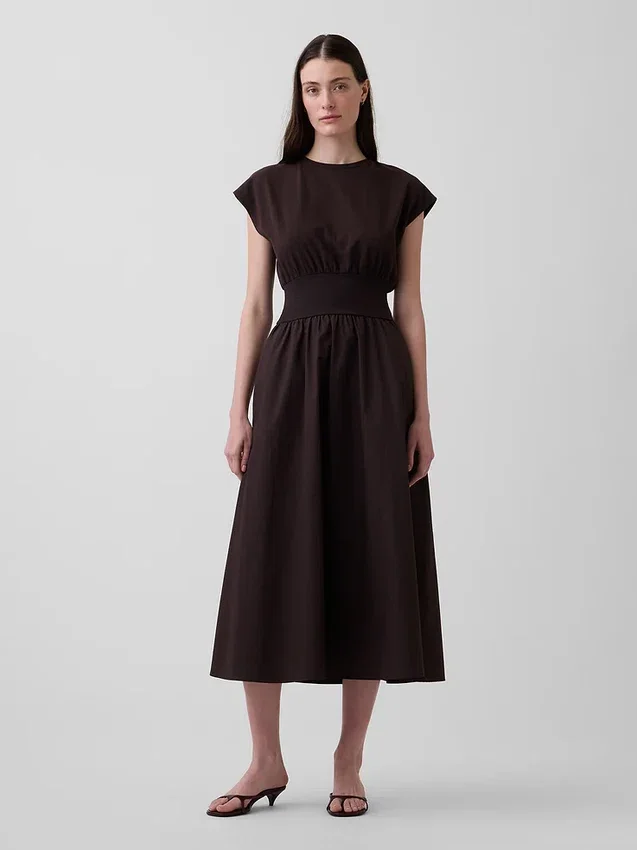 Midi-Kleid aus verschiedenen Materialien mit tief sitzender Taille