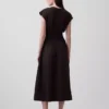 Midi-Kleid aus verschiedenen Materialien mit tief sitzender Taille