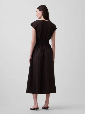 Midi-Kleid aus verschiedenen Materialien mit tief sitzender Taille