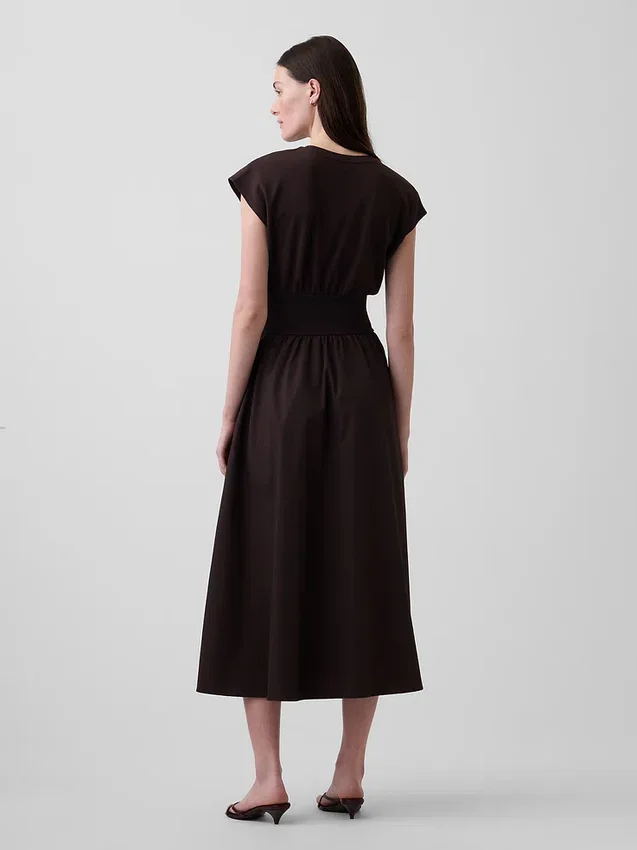 Midi-Kleid aus verschiedenen Materialien mit tief sitzender Taille