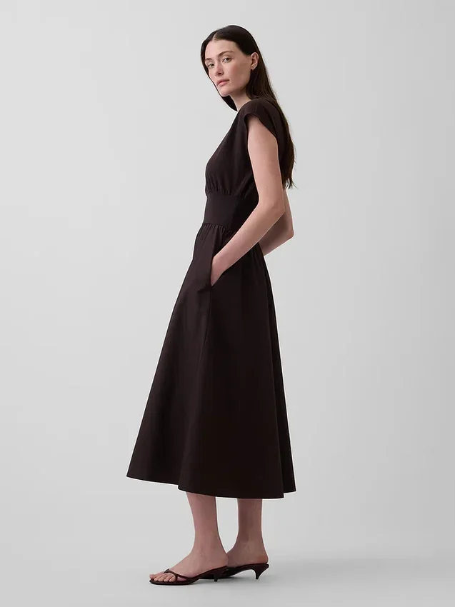 Midi-Kleid aus verschiedenen Materialien mit tief sitzender Taille