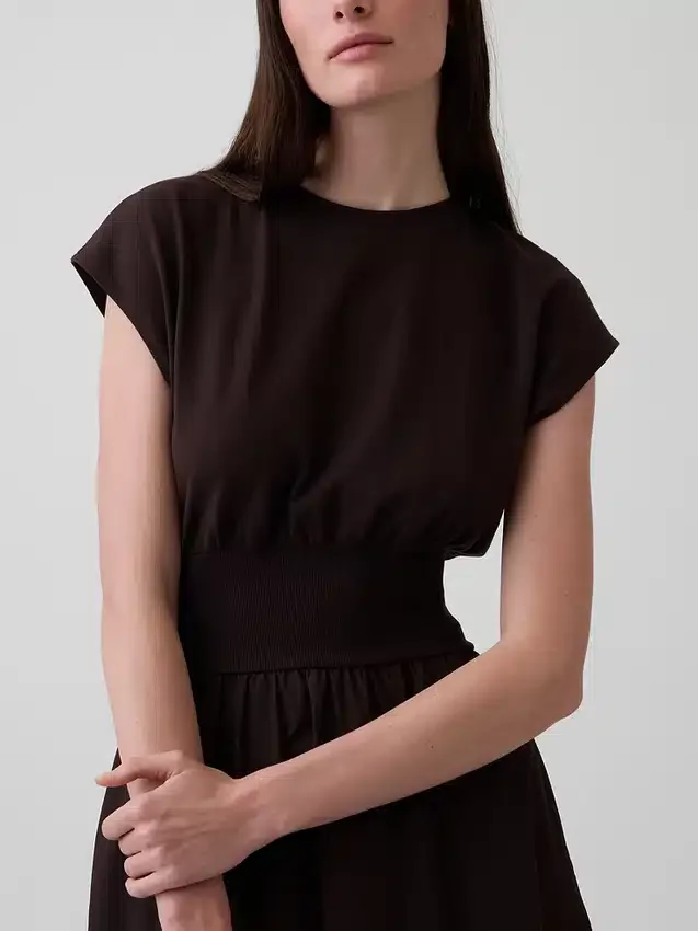 Midi-Kleid aus verschiedenen Materialien mit tief sitzender Taille
