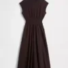 Midi-Kleid aus verschiedenen Materialien mit tief sitzender Taille