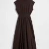 Midi-Kleid aus verschiedenen Materialien mit tief sitzender Taille