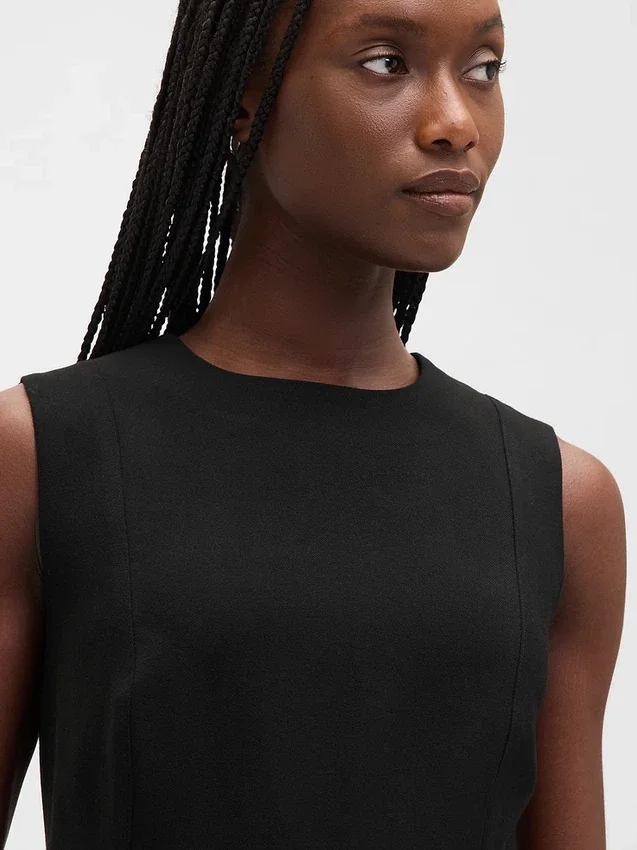 Mini-Etuikleid mit hohem Ausschnitt